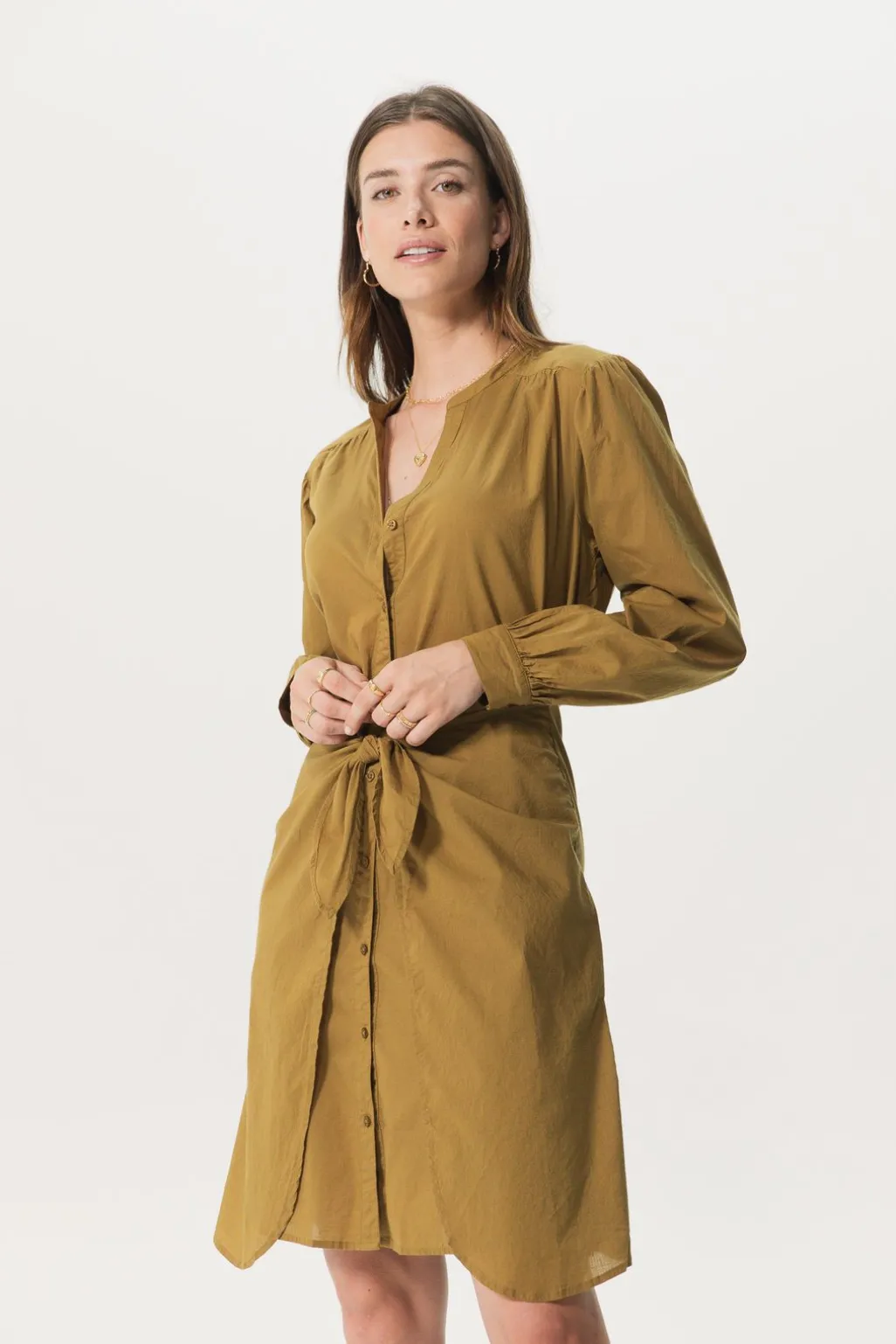 Mosterd groene doorknoop jurk met knoop detail