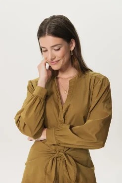 Mosterd groene doorknoop jurk met knoop detail