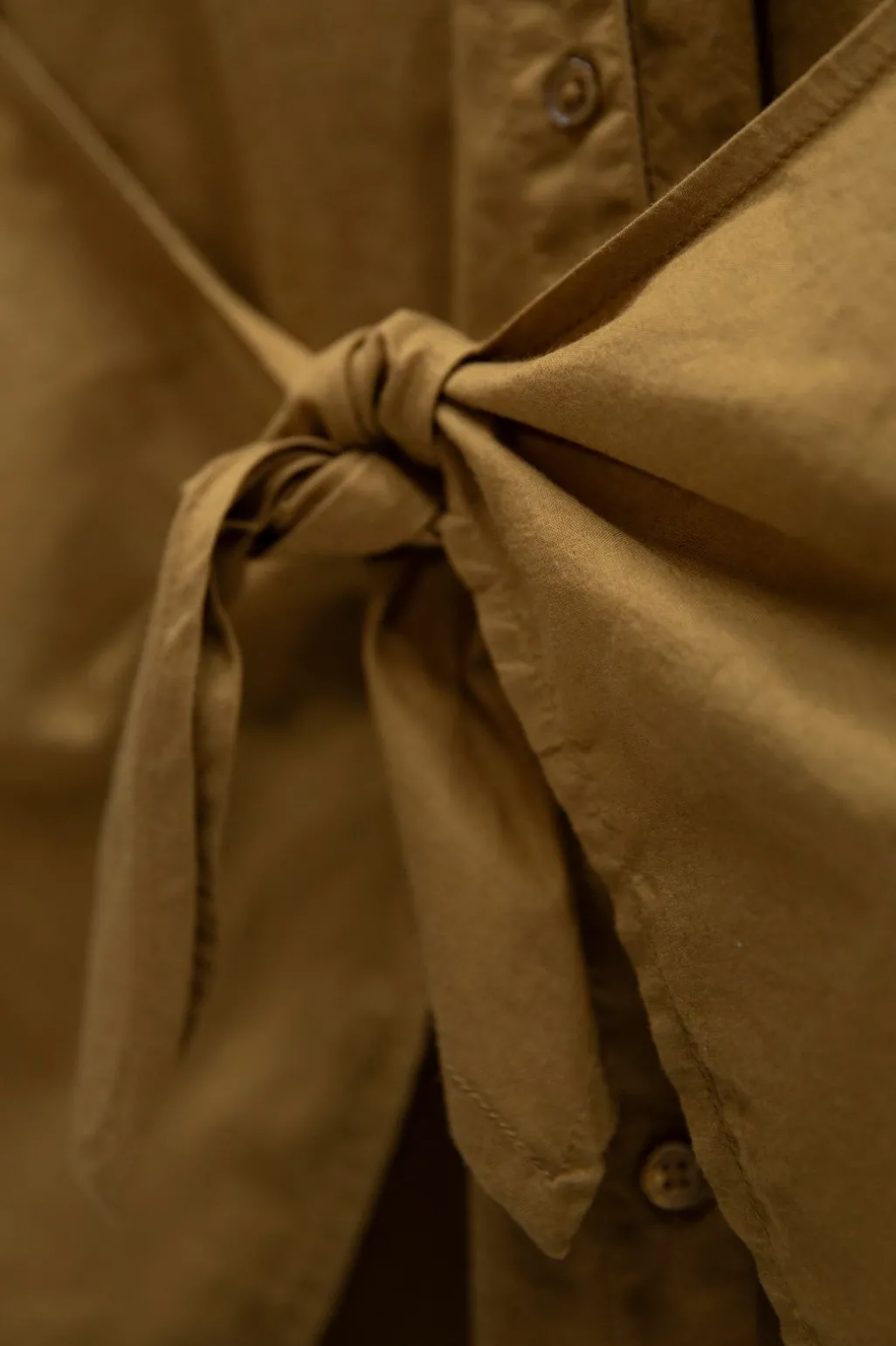 Mosterd groene doorknoop jurk met knoop detail