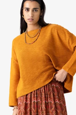 Okergeel T-shirt met knoopdetail