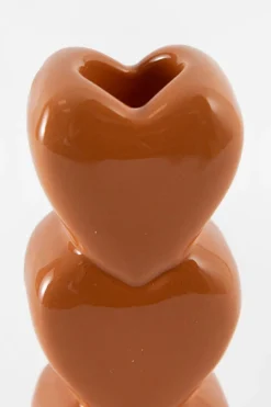 Oranje kandelaar met opgestapelde hartjes