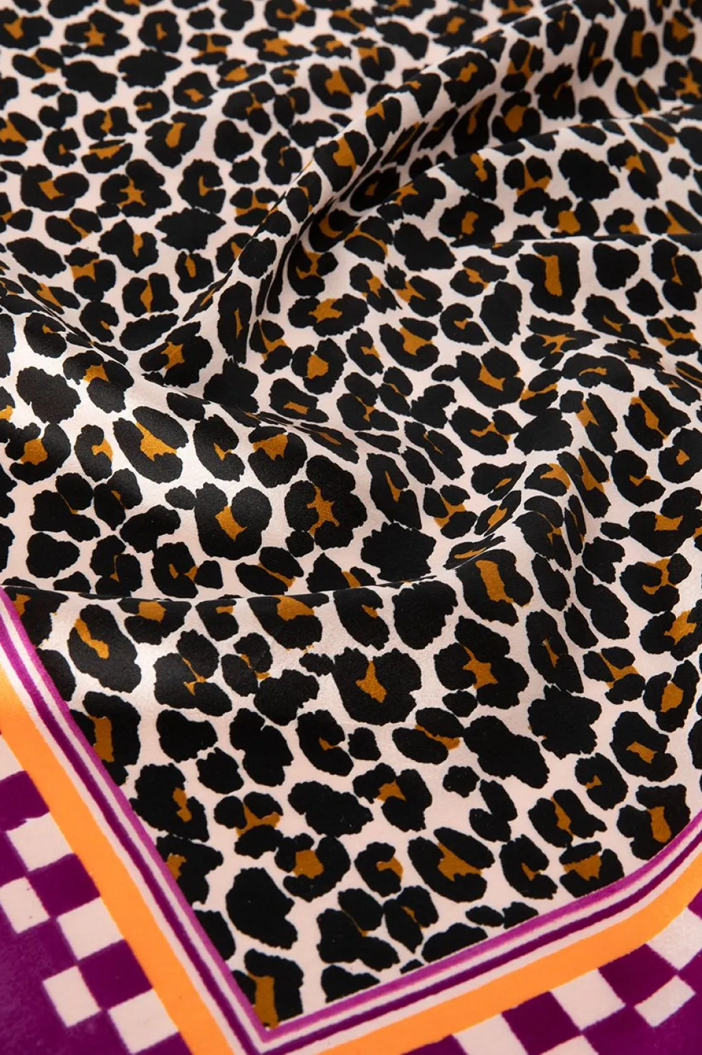 Paarse leopard print sjaal