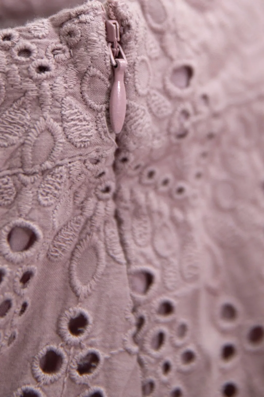 Paarse ruffle rok met broderie anglaise