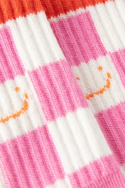 Roze sokken met blokjespatroon