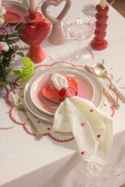 Set van 2 beige servetten met roze en rode geborduurde hartjes
