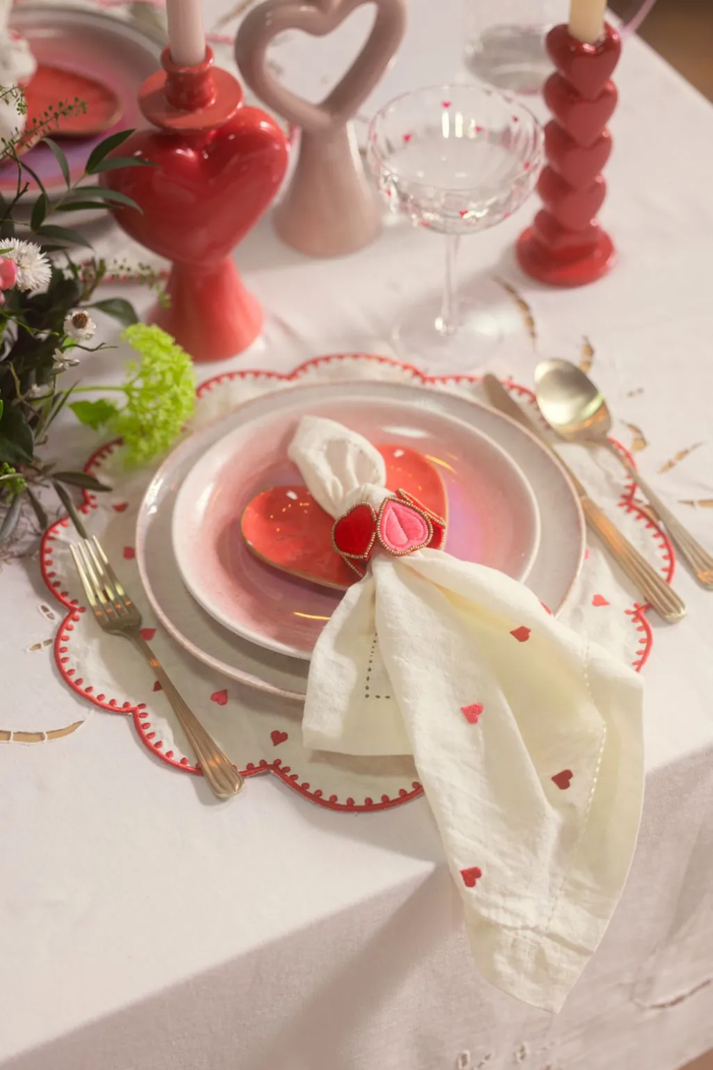 Set van 2 beige servetten met roze en rode geborduurde hartjes