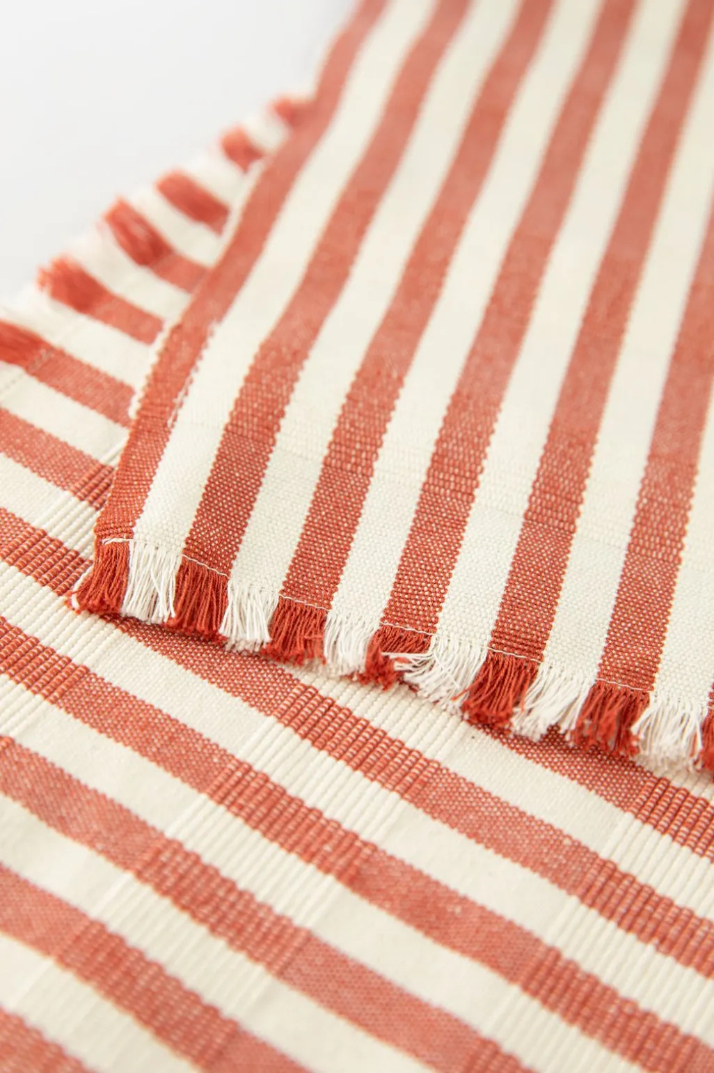Set van 2 oranje gestreepte placemats