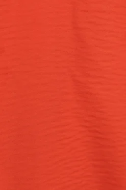 Warm oranje overslagjurk met fladdermouwen