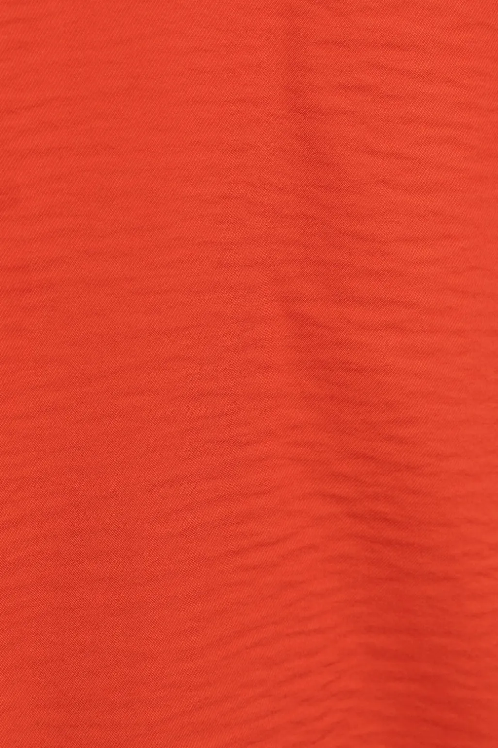 Warm oranje overslagjurk met fladdermouwen