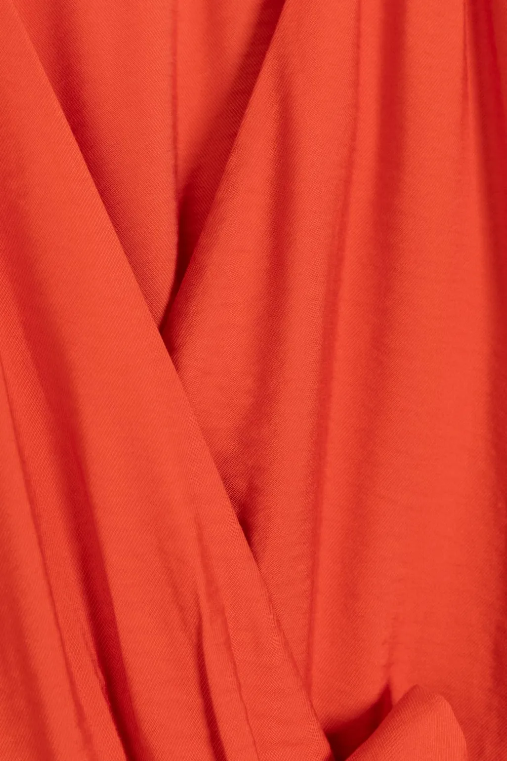 Warm oranje overslagjurk met fladdermouwen