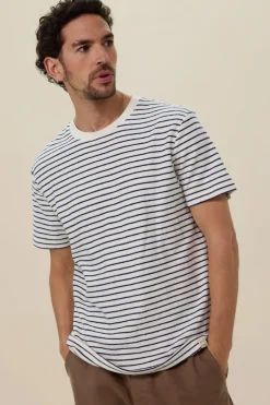 Wit T-shirt met donkerblauwe strepen