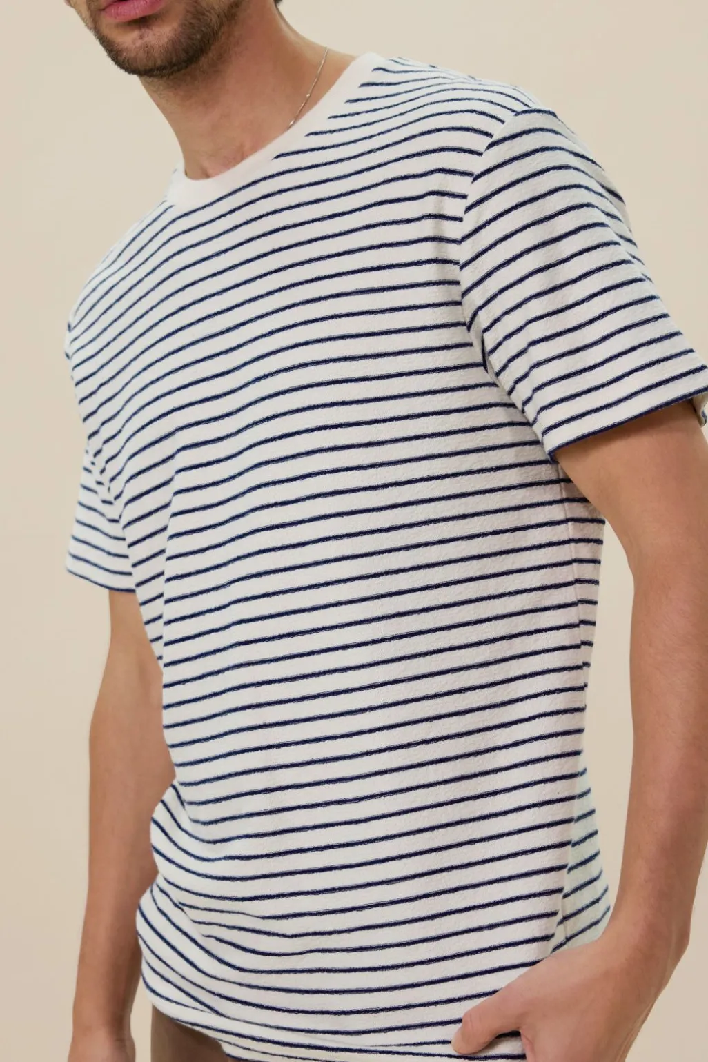 Wit T-shirt met donkerblauwe strepen