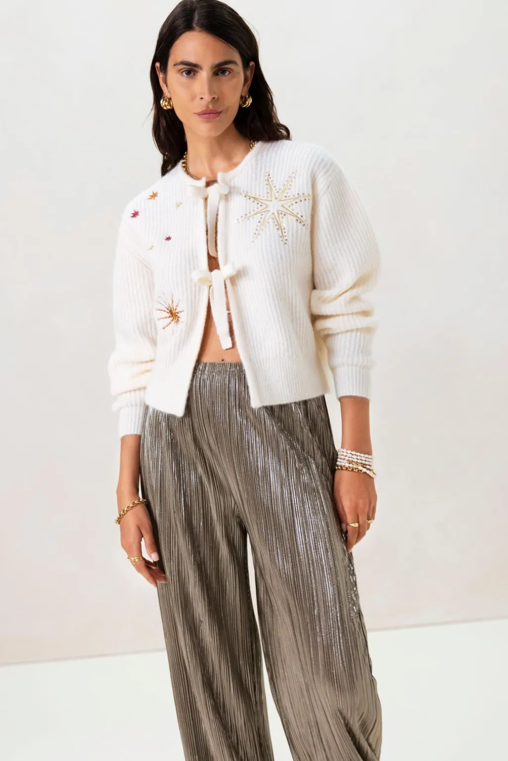 Wit vest met embroidery en strikdetails