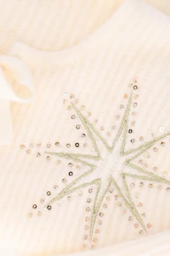 Wit vest met embroidery en strikdetails