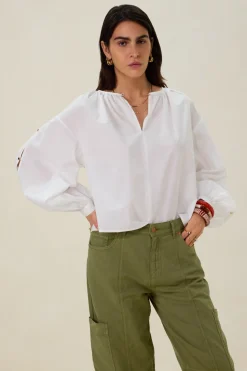 Witte blouse met knoopdetail