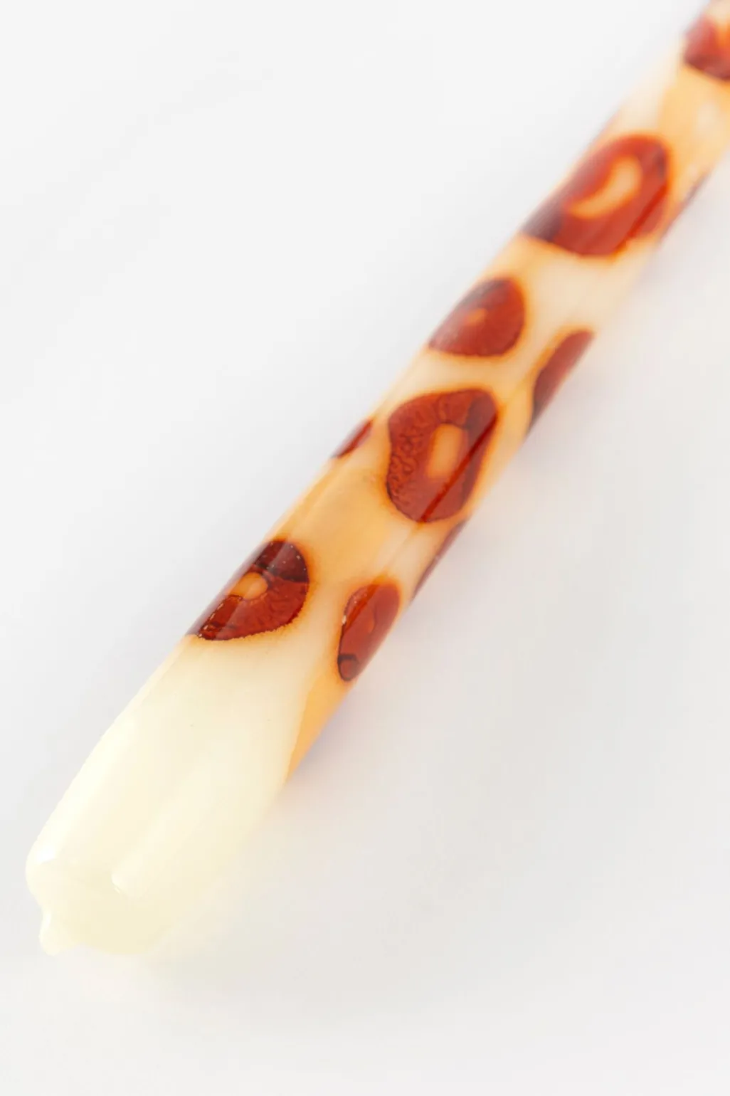 Witte dinerkaars leopard 25 cm