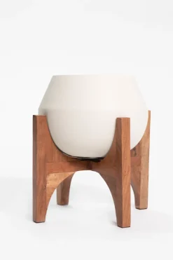 Witte plantenpot met houten standaard