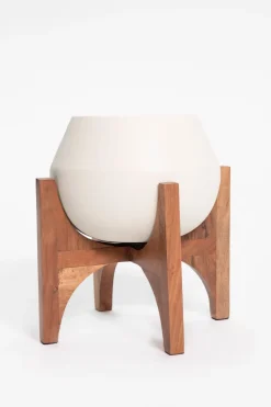 Witte plantenpot met houten standaard