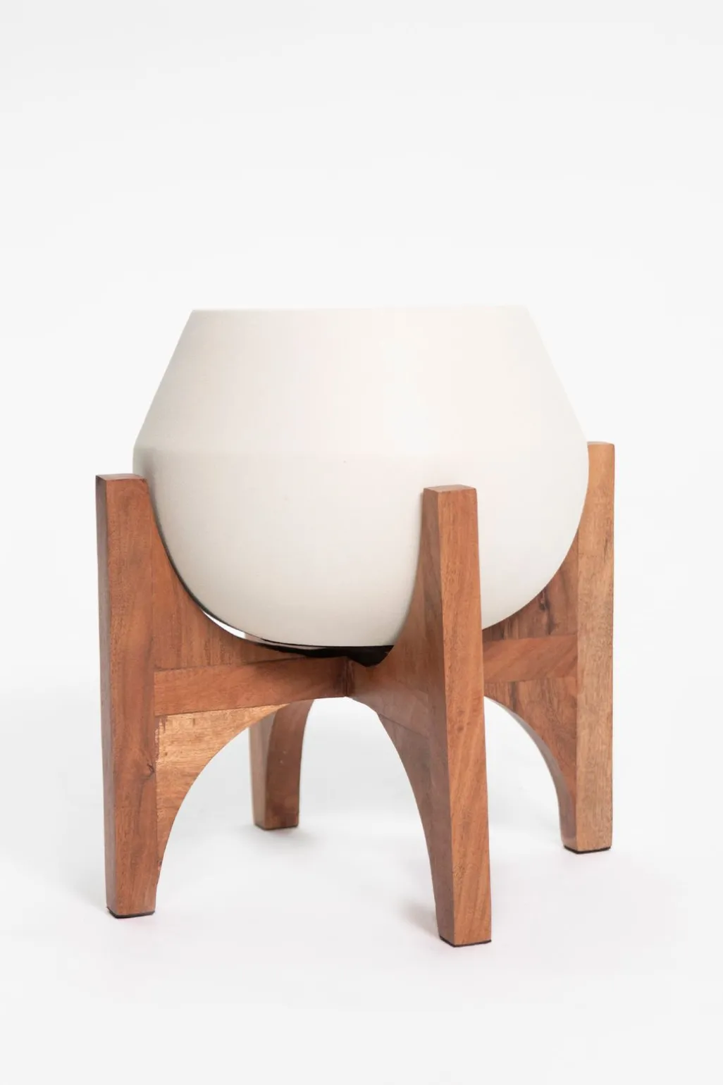 Witte plantenpot met houten standaard