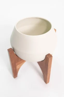 Witte plantenpot met houten standaard