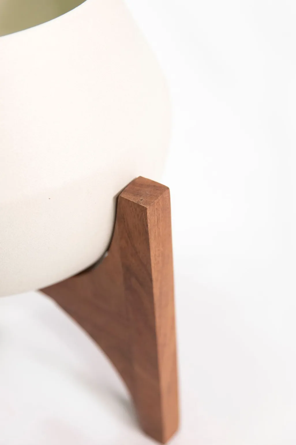 Witte plantenpot met houten standaard