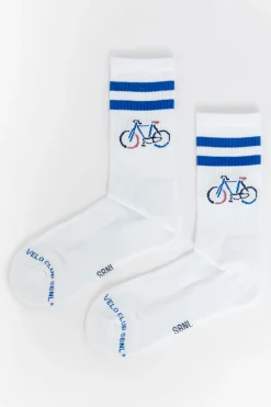 Witte sportsokken met blauwe strepen en fiets