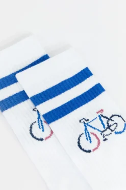 Witte sportsokken met blauwe strepen en fiets