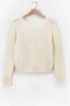 Witte trui met gedraaide knoop