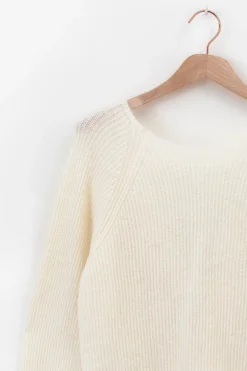 Witte trui met gedraaide knoop