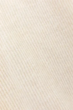 Witte trui met gedraaide knoop