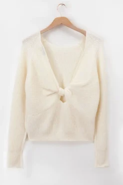 Witte trui met gedraaide knoop