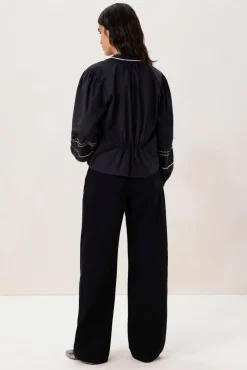 Zwarte blouse met embroidery details