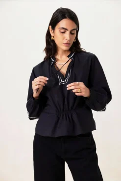 Zwarte blouse met embroidery details