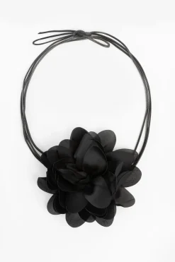 Zwarte chokerketting met bloem