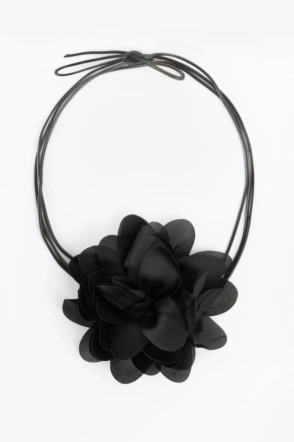 Zwarte chokerketting met bloem