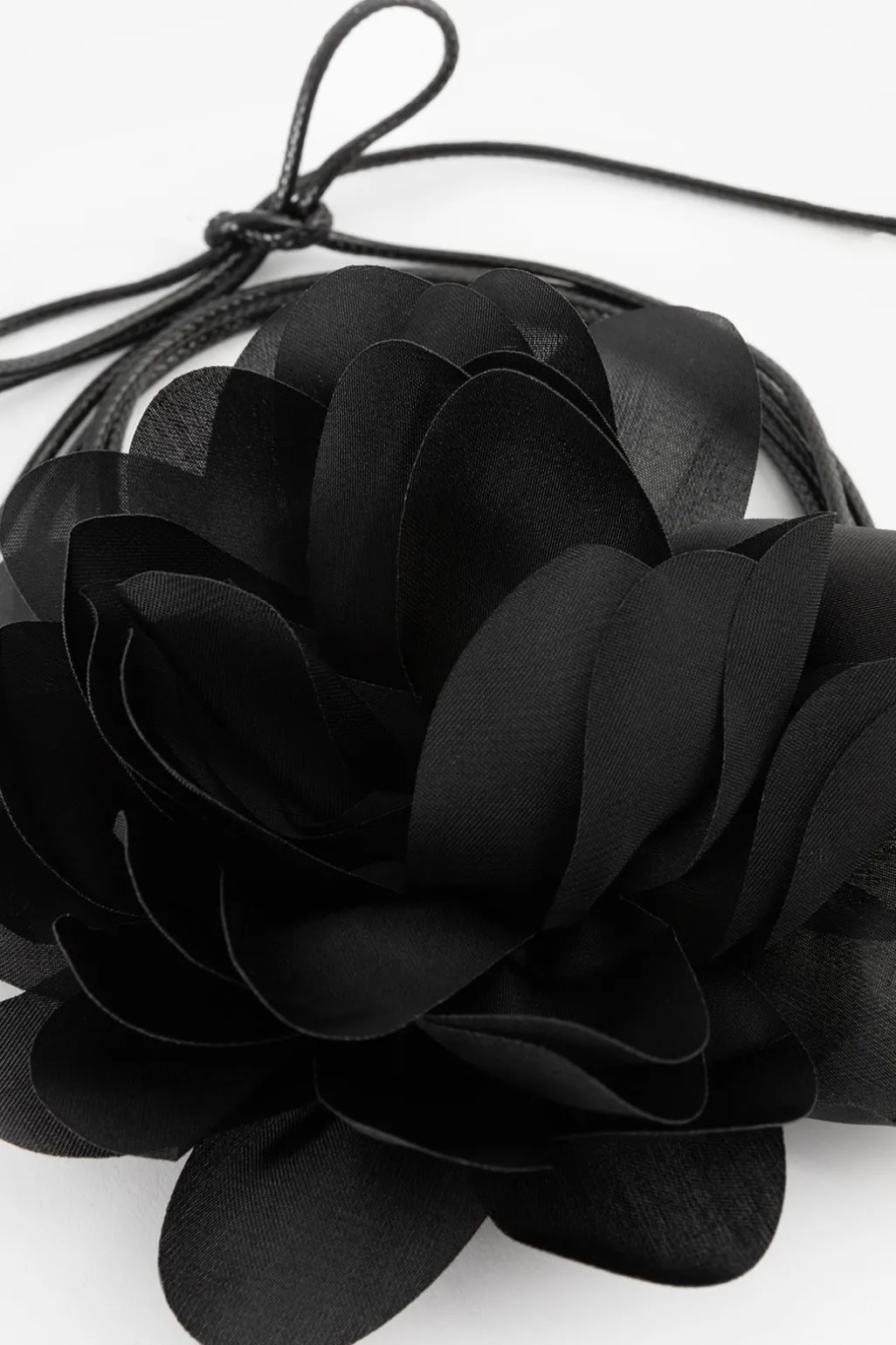 Zwarte chokerketting met bloem