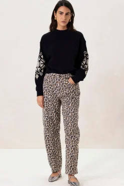 Zwarte sweater met geborduurde mouw