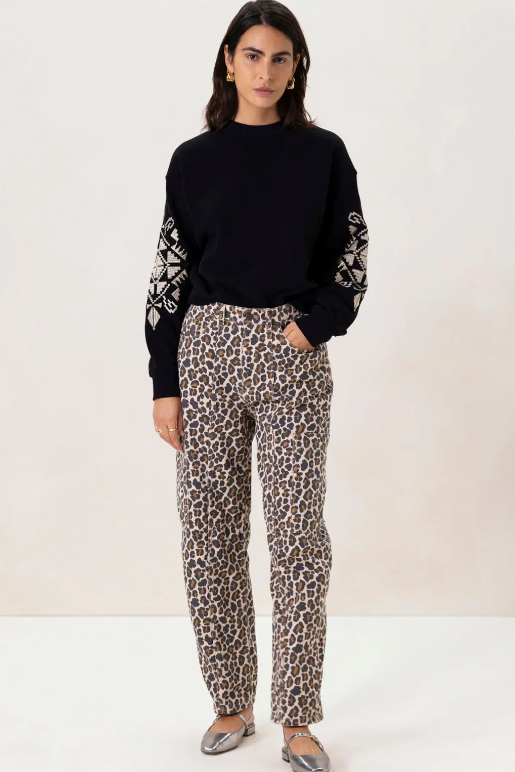 Zwarte sweater met geborduurde mouw