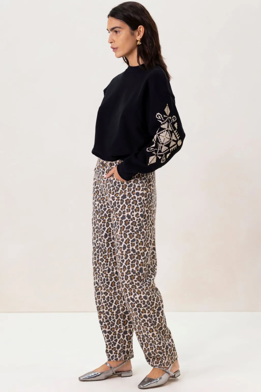 Zwarte sweater met geborduurde mouw