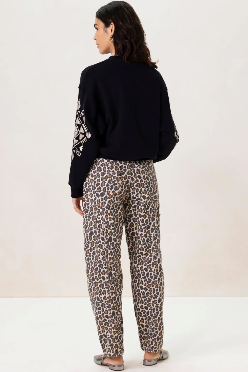 Zwarte sweater met geborduurde mouw