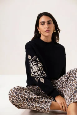 Zwarte sweater met geborduurde mouw