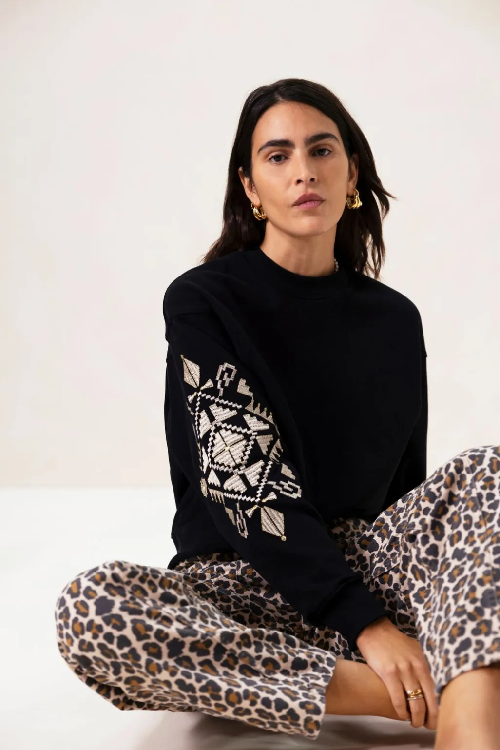 Zwarte sweater met geborduurde mouw